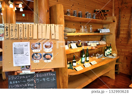 椹島ロッジと秋の紅葉 132993628