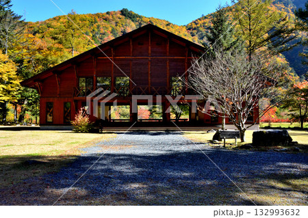 椹島ロッジと秋の紅葉 132993632