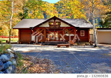 椹島ロッジと秋の紅葉 132993636