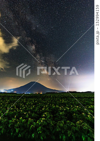 天の川がかかる羊蹄山の夏夜 天の川がかかる羊蹄山の夏夜 132994159