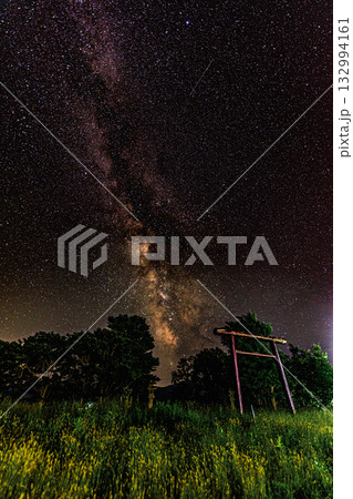 天の川に見守られた鳥居の夜 天の川に見守られた鳥居の夜 132994161