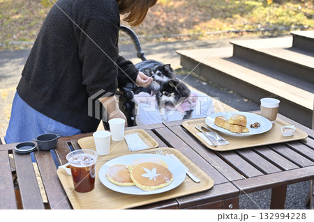 カフェのテラス席 のんびり過ごす女性とチワワ カフェのテラス席 のんびり過ごす女性とチワワ 132994228