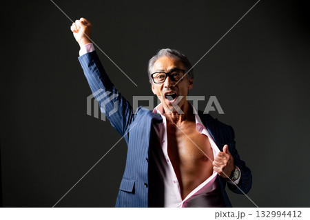 ビジネスマン スーパーヒーロー 胸元 ビジネスマン スーパーヒーロー 胸元 132994412