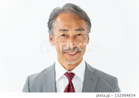 ビジネス　シニア男性　ポートレート 132994654