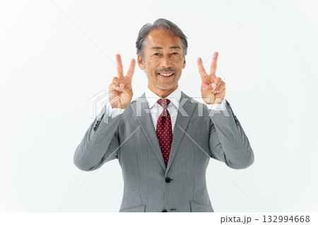 ビジネス シニア男性 ピース ビジネス シニア男性 ピース 132994668