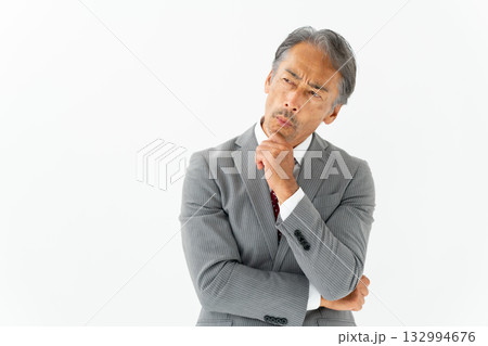 ビジネス　シニア男性　考える 132994676