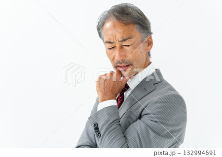 ビジネス シニア男性 悩む ビジネス シニア男性 悩む 132994691