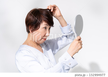 シニア女性　ヘアケア　FAGA 132994977