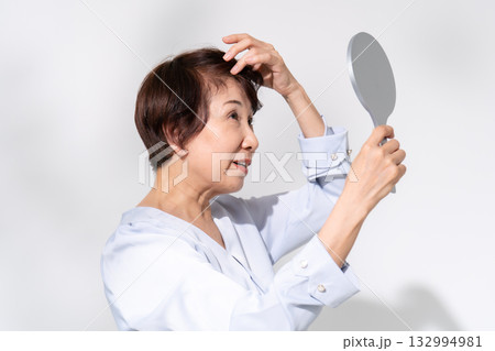 シニア女性 ヘアケア FAGA シニア女性 ヘアケア FAGA 132994981