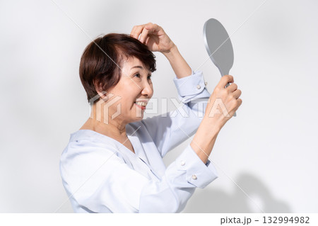 シニア女性 ヘアケア FAGA シニア女性 ヘアケア FAGA 132994982