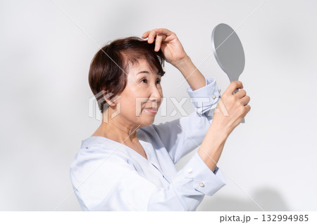 シニア女性　ヘアケア　FAGA 132994985