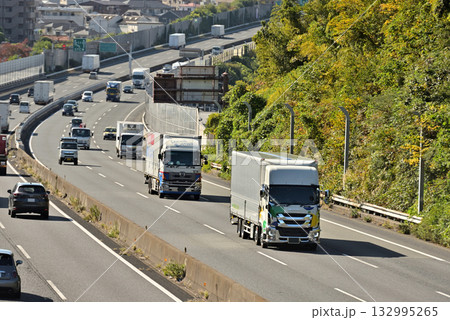 高速道路を走るトラック 132995265