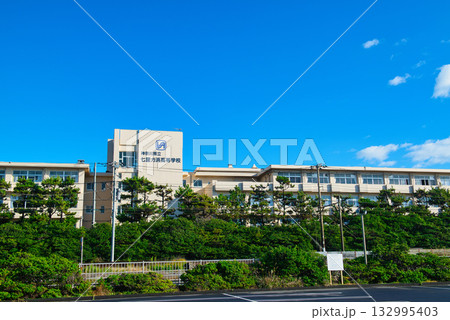 江ノ電線路沿いに有る神奈川県立七里ガ浜高等学校 132995403