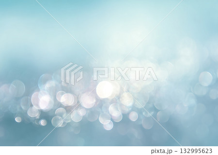 青い光のボケが広がる幻想的な冬の背景 132995623