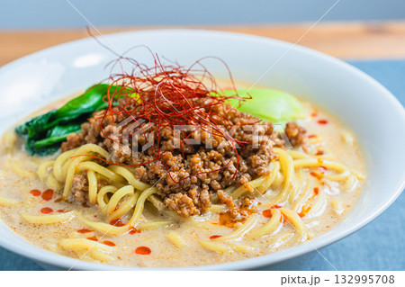 豆乳ごま担々麺, 白い器に盛られた担々麺とチンゲン菜 132995708