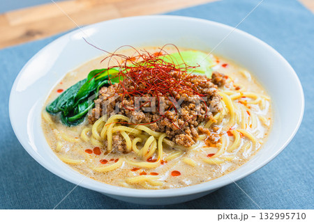 豆乳ごま担々麺, 白い器に盛られた担々麺とチンゲン菜 132995710