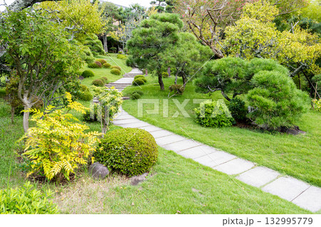 《大磯城山公園》旧吉田茂邸の池のある庭園(神奈川県大磯町) 《大磯城山公園》旧吉田茂邸の池のある庭園(神奈川県大磯町) 132995779