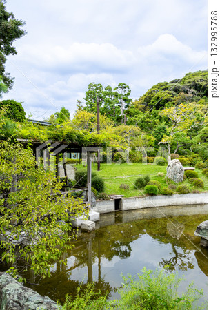 《大磯城山公園》旧吉田茂邸の池のある庭園（神奈川県大磯町） 132995788