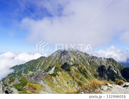 青空と雲海にそびえる剱岳の絶景ー北アルプスの名峰 132996058
