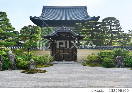 京都市東山区建仁寺 方丈前庭の大雄苑と法堂 京都市東山区建仁寺 方丈前庭の大雄苑と法堂 132996160