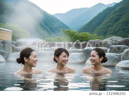 絶景を背景に温泉へ入る女性 132996202