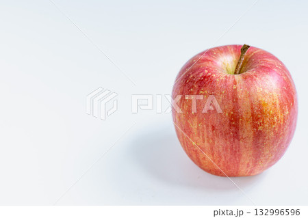りんご 早生ふじ りんご 早生ふじ 132996596
