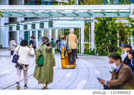 日本の東京都市景観 高輪ゲートウェイ駅前の高輪ゲートウェイシティの自動走行モビリティなどを望む 132996682