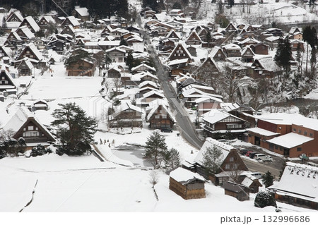 冬の白川郷全景は日本の原風景が見れます。 132996686