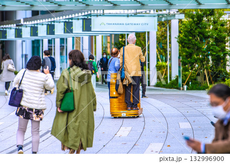 日本の東京都市景観 高輪ゲートウェイ駅前の高輪ゲートウェイシティの自動走行モビリティなどを望む 日本の東京都市景観 高輪ゲートウェイ駅前の高輪ゲートウェイシティの自動走行モビリティなどを望む 132996900