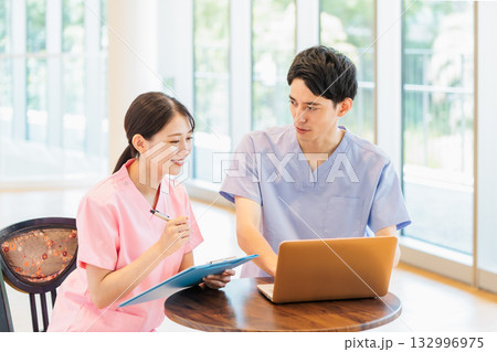 病院で働く男女医療従事者 132996975