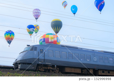 熱気球の下を駆け抜ける特急「リレーかもめ」（JR九州） 132996998