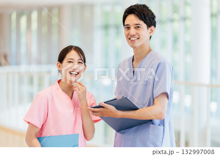 病院で働く医療スタッフ 病院で働く医療スタッフ 132997008