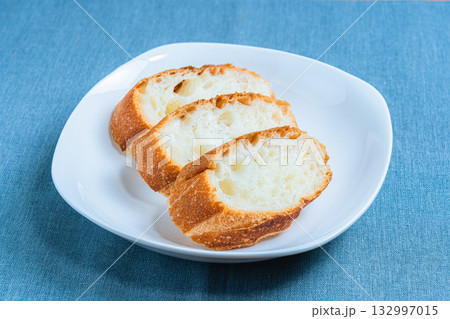 スライスしたフランスパン 132997015