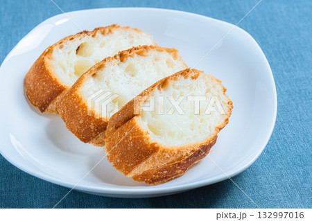 スライスしたフランスパン スライスしたフランスパン 132997016