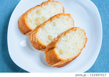 スライスしたフランスパン 132997017