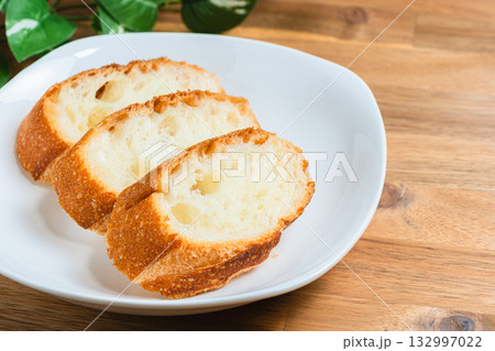 スライスしたフランスパン 132997022