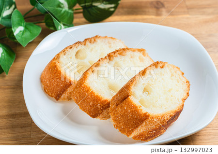 スライスしたフランスパン 132997023