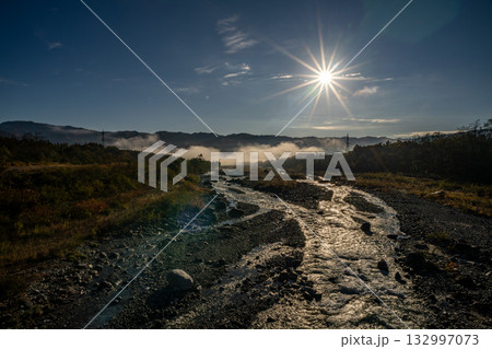 紅葉に染まる白馬の山々 132997073