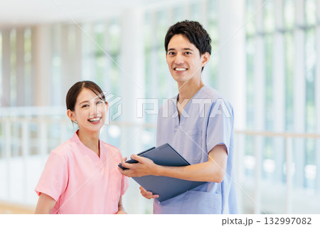 病院で働く医療スタッフ 132997082