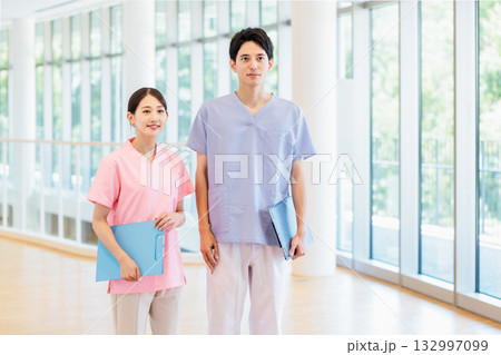病院で働く医療スタッフ 病院で働く医療スタッフ 132997099
