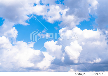 夏の青空と白い雲 夏の青空と白い雲 132997142