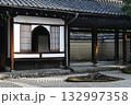 京都市東山建仁寺 花頭窓と方丈前庭 132997358