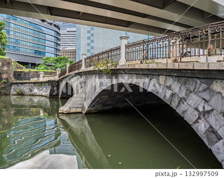 日本橋川の上を通る首都高速道路・日本橋川に架かる常磐橋 132997509