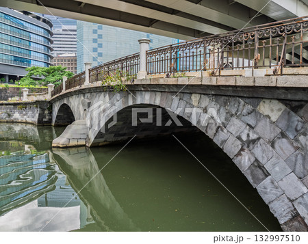 日本橋川の上を通る首都高速道路・日本橋川に架かる常磐橋 日本橋川の上を通る首都高速道路・日本橋川に架かる常磐橋 132997510