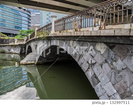 日本橋川の上を通る首都高速道路・日本橋川に架かる常磐橋 日本橋川の上を通る首都高速道路・日本橋川に架かる常磐橋 132997511
