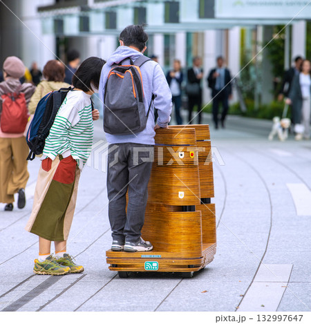 日本の東京都市景観 高輪ゲートウェイ駅前の高輪ゲートウェイシティの自動走行モビリティなどを望む 132997647