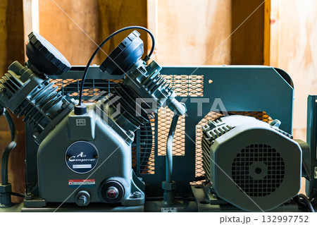 工場設備　エアーコンプレッサー 132997752