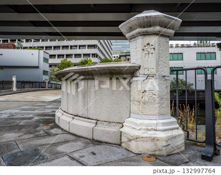 東京都内で現存する最古の石橋【常磐橋】の親柱 東京都内で現存する最古の石橋【常磐橋】の親柱 132997764