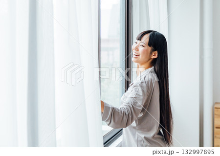 ウェルビーイングを意識した若い女性の暮らし　爽やかな朝の目覚め 132997895