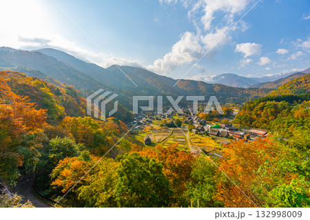 白川郷　紅葉 132998009